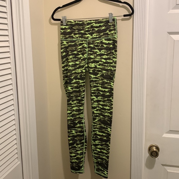 Fabletics High-Waisted Powerhold Legging Sour Apple Tigress Size XS - Picture 2 of 5